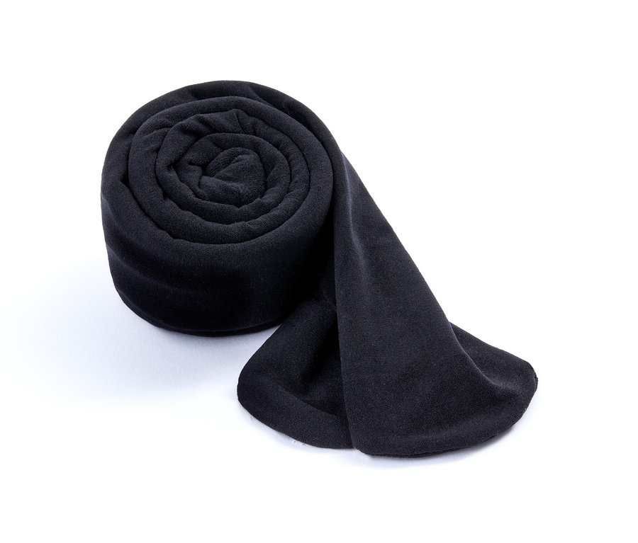 Des collants noirs enroulés sur un fond blanc.