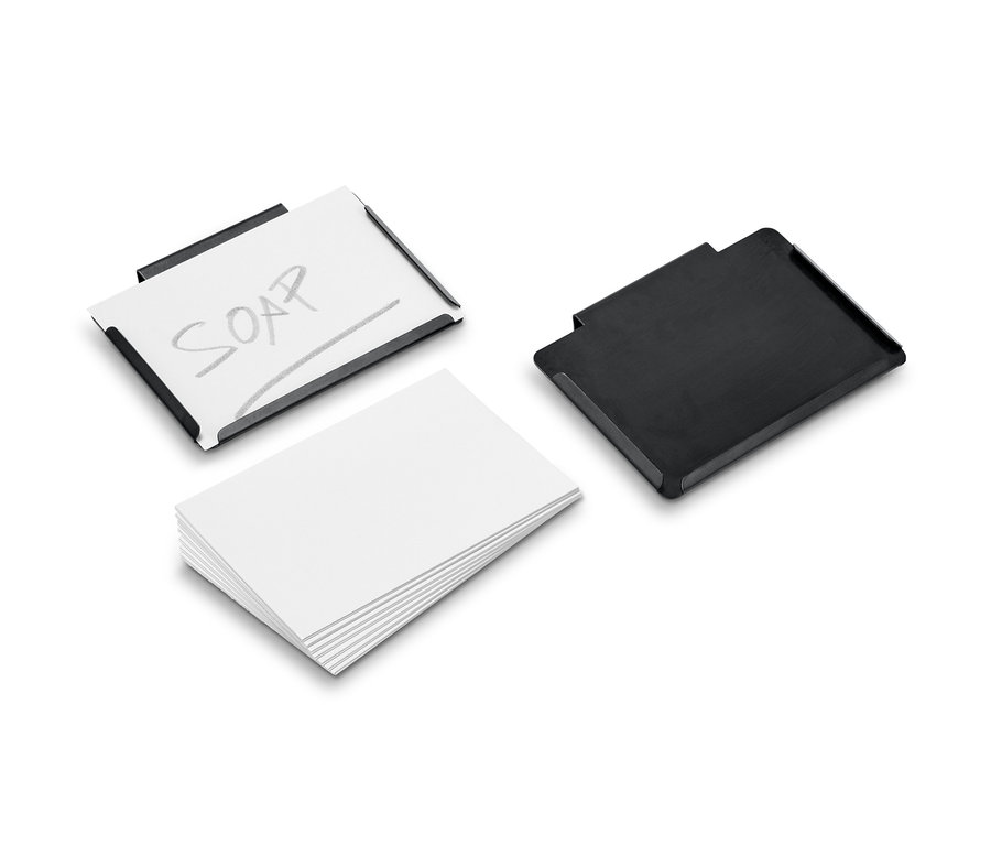 Deux clips en métal, un avec du papier et l'inscription SOAP, l'autre noir, à côté se trouve une pile de papier blanc.