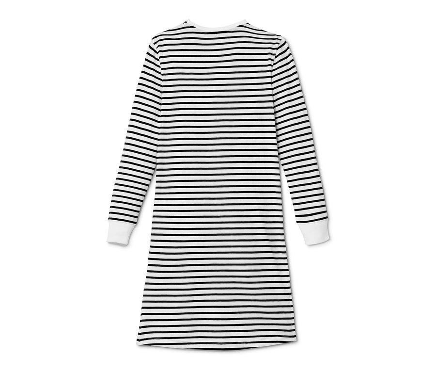 Une chemise de nuit à manches longues pour filles avec des rayures horizontales noires sur fond blanc.
