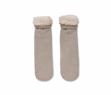 Deux chaussons-chaussettes beige.