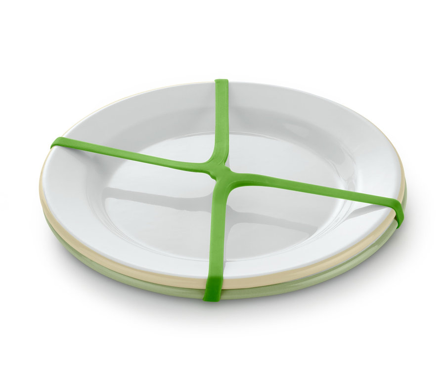 Deux assiettes de pique-nique maintenues par un support vert.