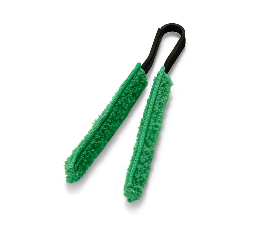 Une brosse à végétaux avec des microfibres vertes et une poignée noire.