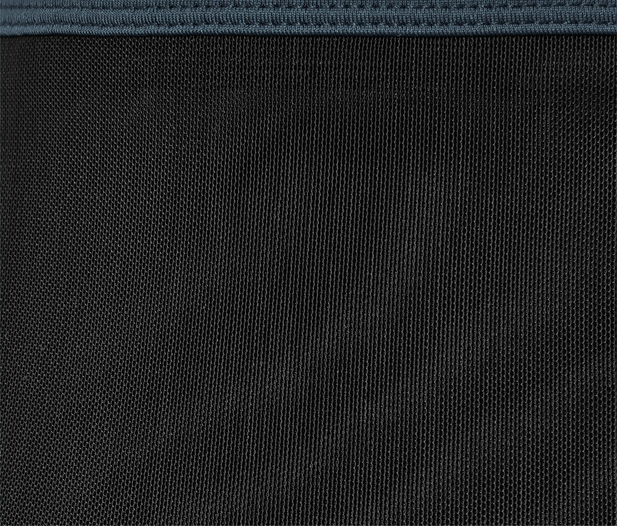 Gros plan sur un pantalon de sport modelant bleu foncé.