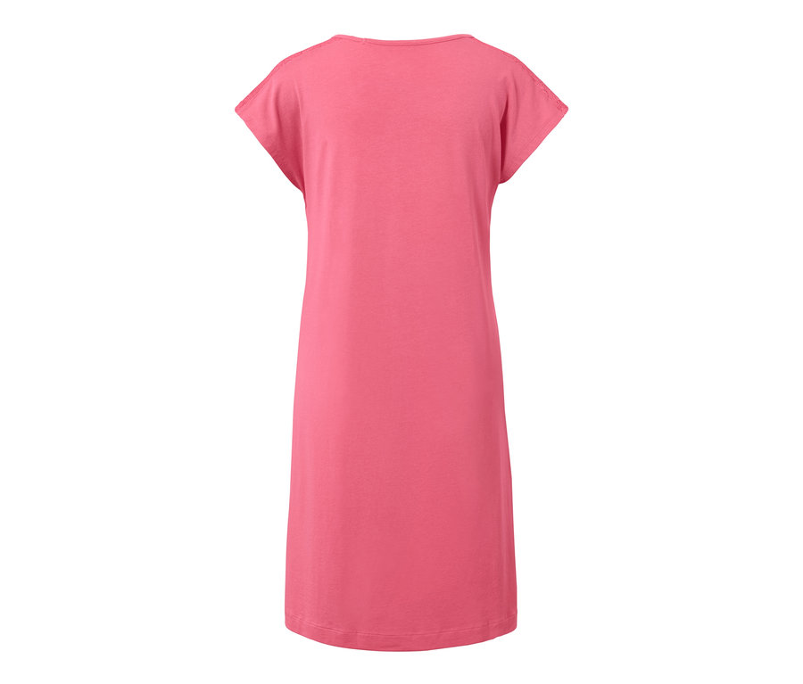 Chemise de nuit rose.