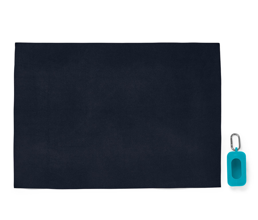 Une serviette pour chien bleu marine et une pochette bleue à fermeture éclair avec mousqueton reposent sur un fond blanc.
