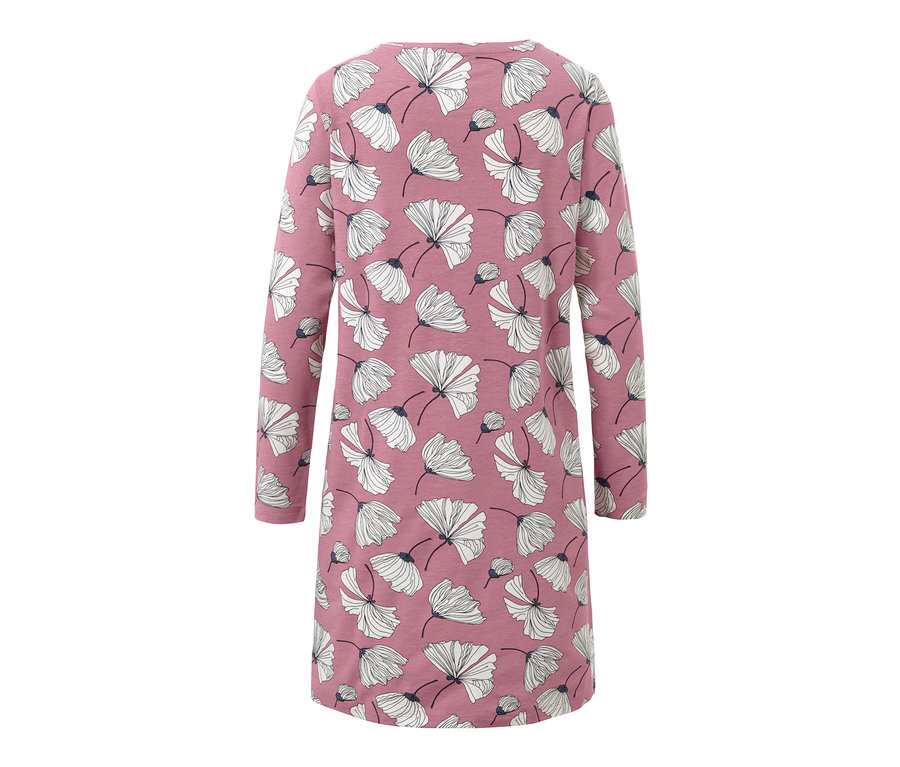 Chemise de nuit rose à manches longues avec motif floral blanc.