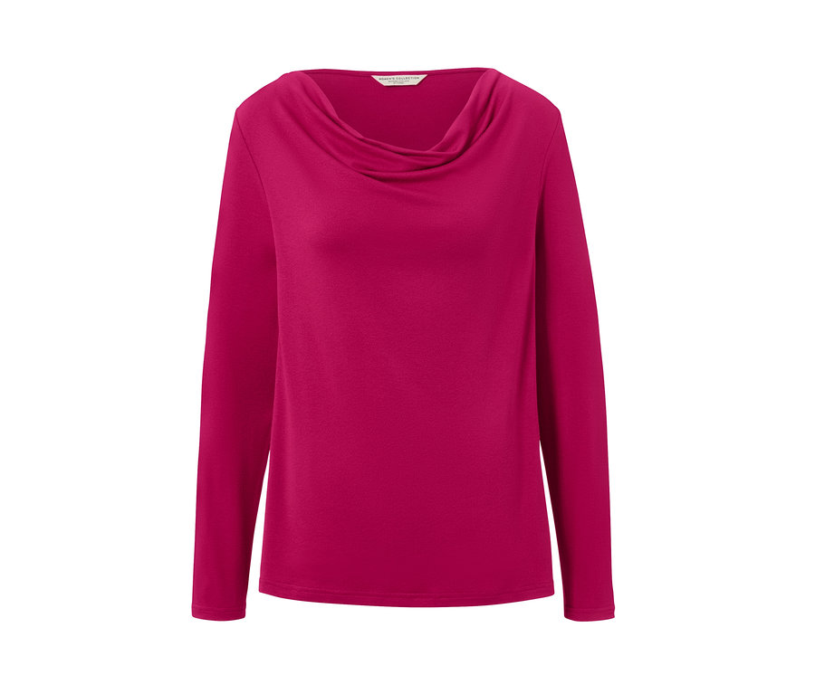 Une blouse avec encolure en cascade sur un fond blanc.