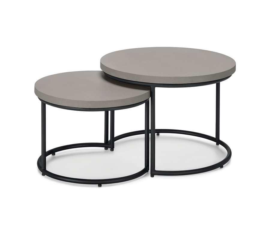 Deux tables basses avec plateaux en béton et pieds en métal noir, une table étant glissée sous l'autre.