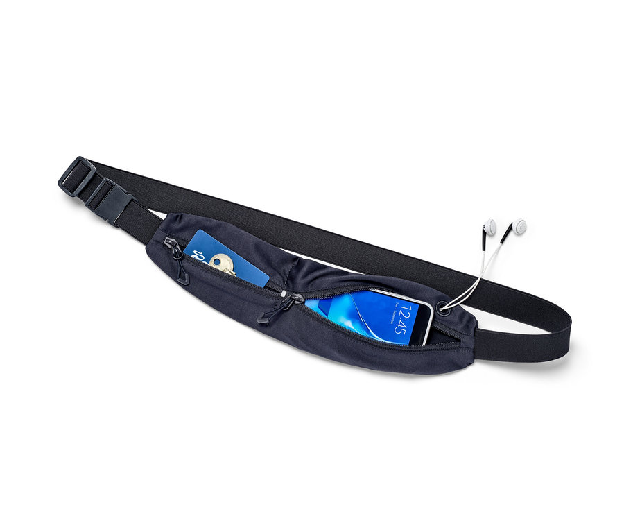 Une ceinture de sport anthracite avec un téléphone, une carte et des écouteurs.