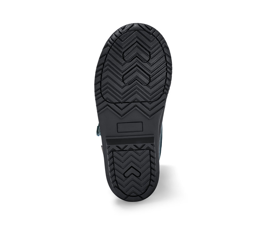 Gros plan sur la semelle d'une botte pour tous les temps bleue pour enfant.