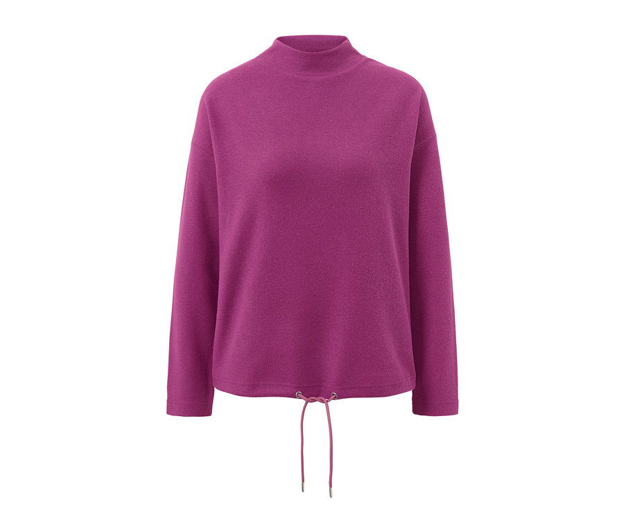 Un sweatshirt violet avec un col montant.