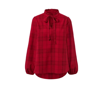 Détail d'une blouse à carreaux rouge avec lavallière.