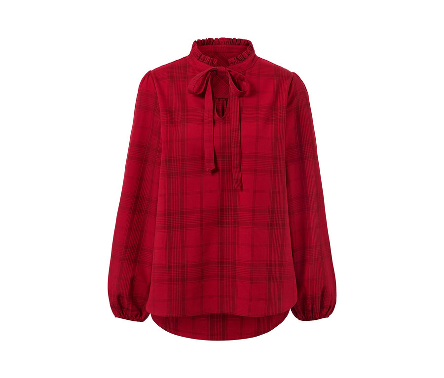 Détail d'une blouse à carreaux rouge avec lavallière.