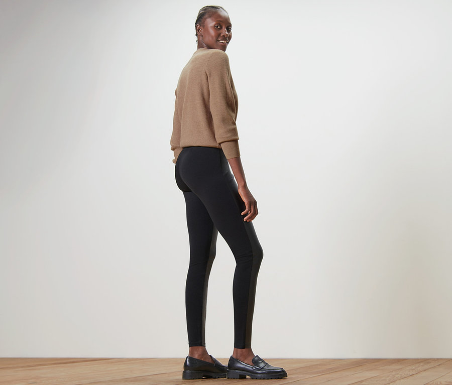 Femme posant en leggings en mélange de matériaux et pull.
