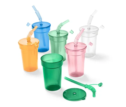 Lot de gobelets pour enfant orange, bleu, vert, rose et transparent, certains avec couvercles et pailles.