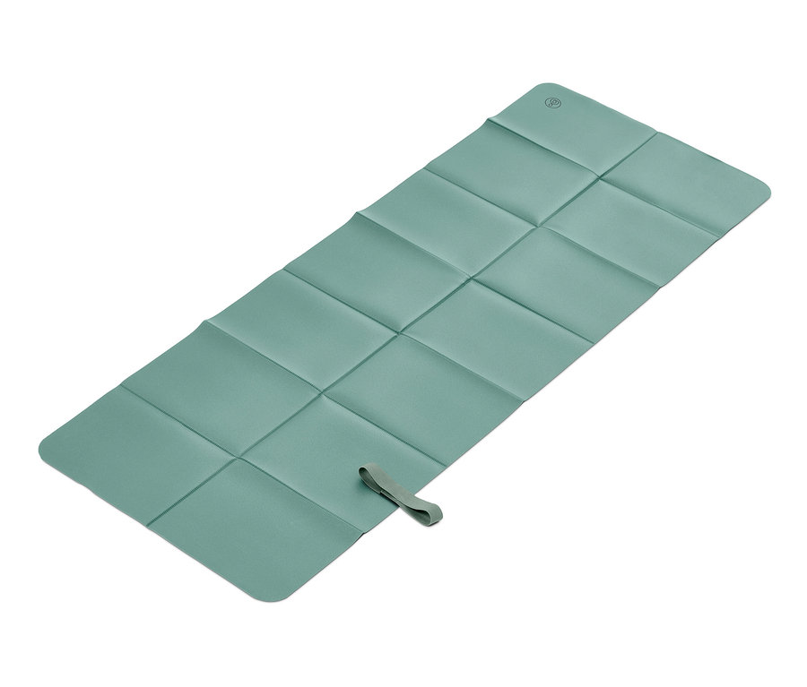 Un tapis de yoga pliable vert.