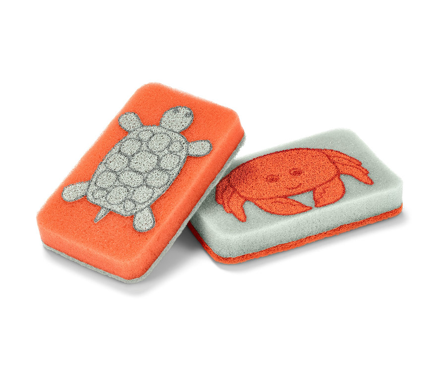 Deux éponges de nettoyage : une orange avec une tortue, une grise avec un crabe.