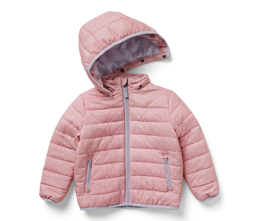 Une veste matelassée rose pâle pour enfant avec capuche et pois blancs.