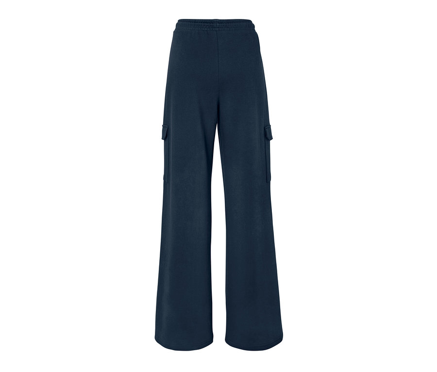 Pantalon molletonné bleu foncé avec poches cargo.
