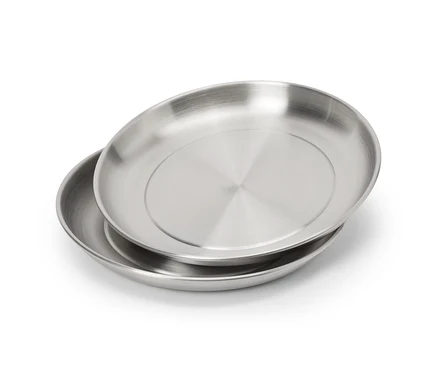 Deux assiettes de camping sont posées l'une sur l'autre.