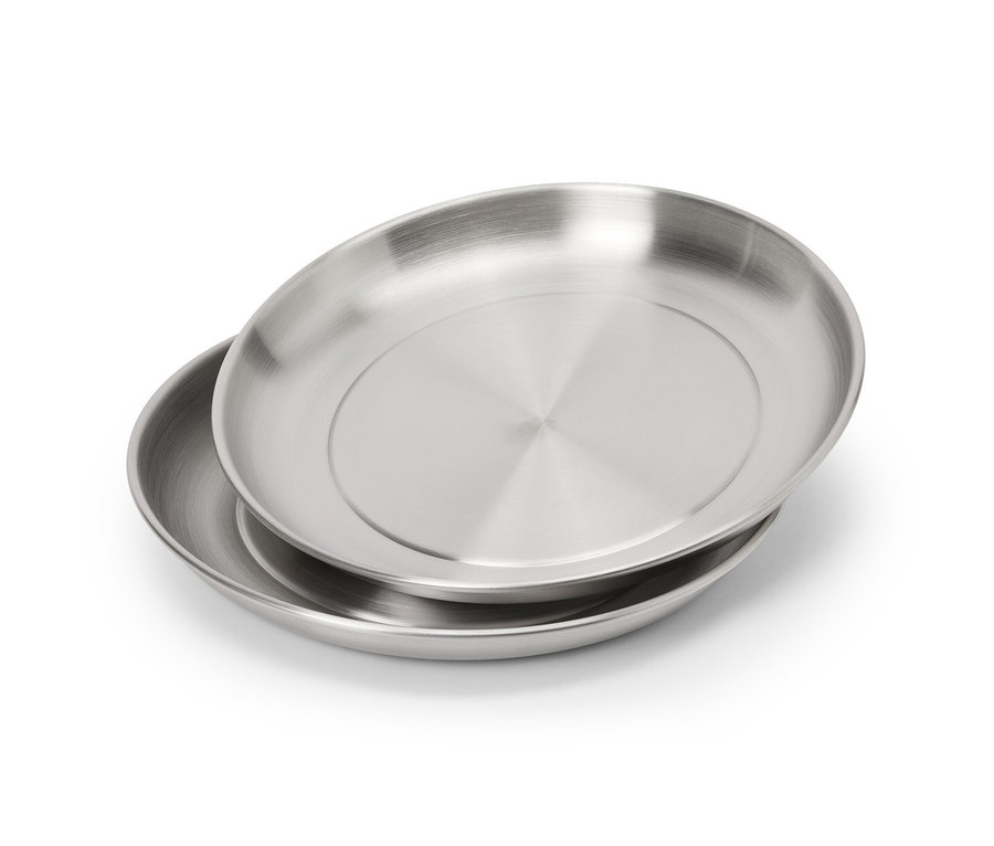 Deux assiettes de camping sont posées l'une sur l'autre.