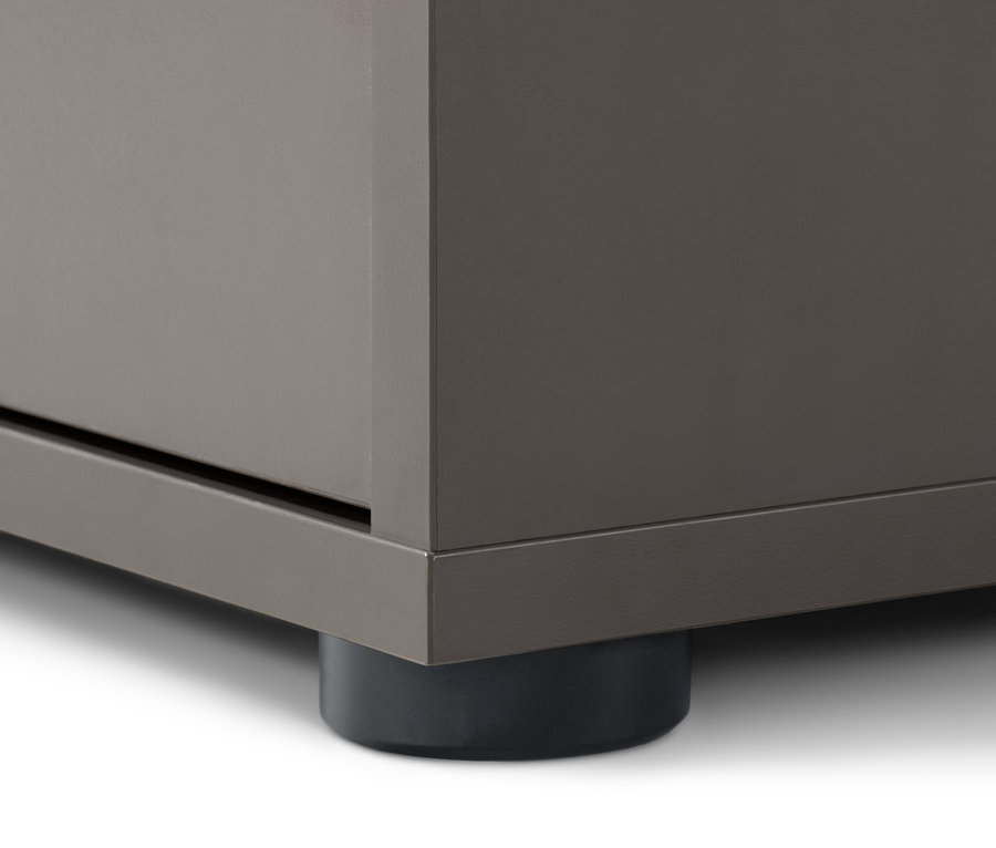 Détail d'un buffet haut à 2 portes, la partie inférieure et les pieds.