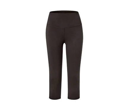 Un collant de sport modelant 3/4 sur fond blanc.