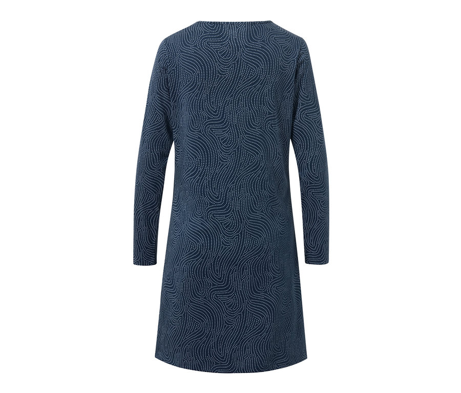Chemise de nuit bleue à motifs.