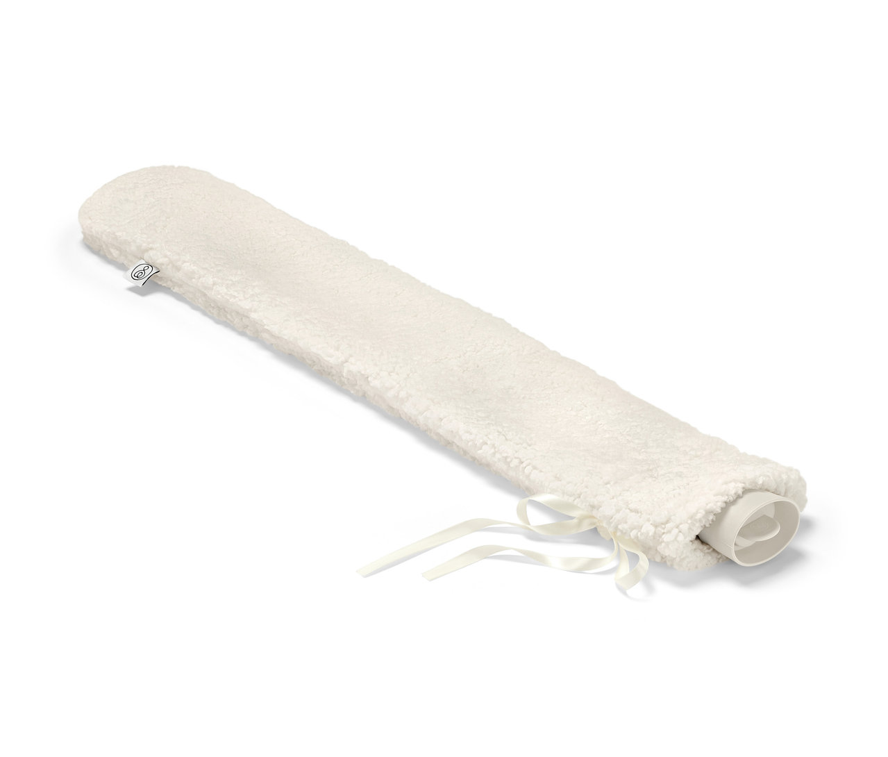 Une bouillotte tube dans une housse en peluche crème avec des rubans.