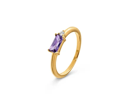 Bague dorée avec pierre violette et petite pierre claire.