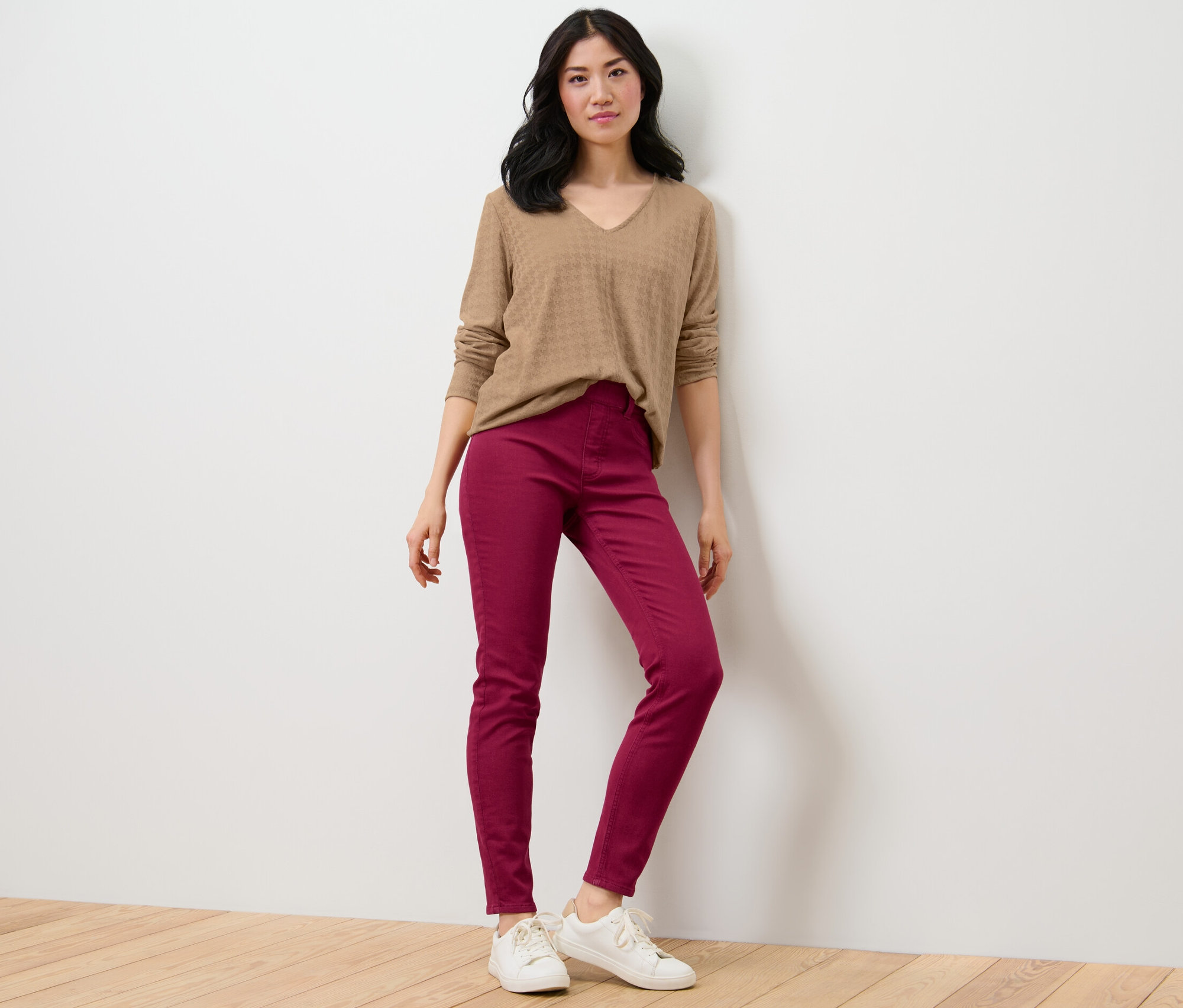 Une femme pose en pull marron et tregging – Fit « Nelly ».