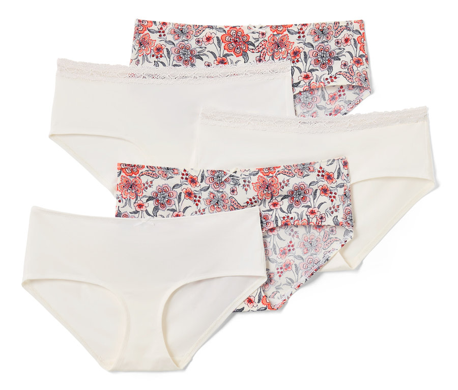Gros plan sur cinq culottes couleur crème, dont certaines à motifs floraux.