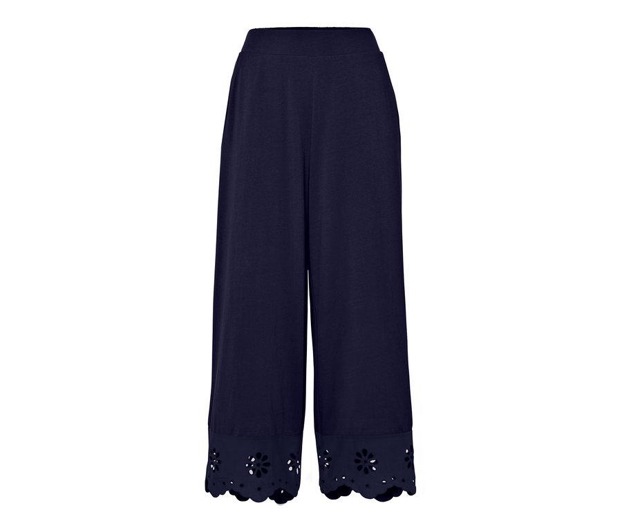 Un pantalon ample bleu marine avec des broderies sur le bas.