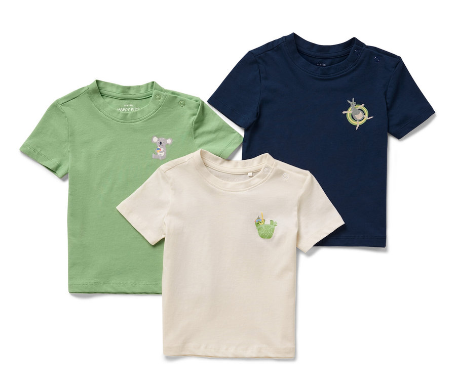 Trois t-shirts pour enfant : un vert avec un koala, un couleur crème avec un crocodile et un bleu marine avec une boussole.