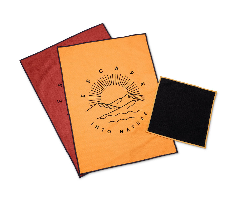 Un lot de torchons à vaisselle comprenant un torchon orange avec imprimé et un torchon rouge et noir.