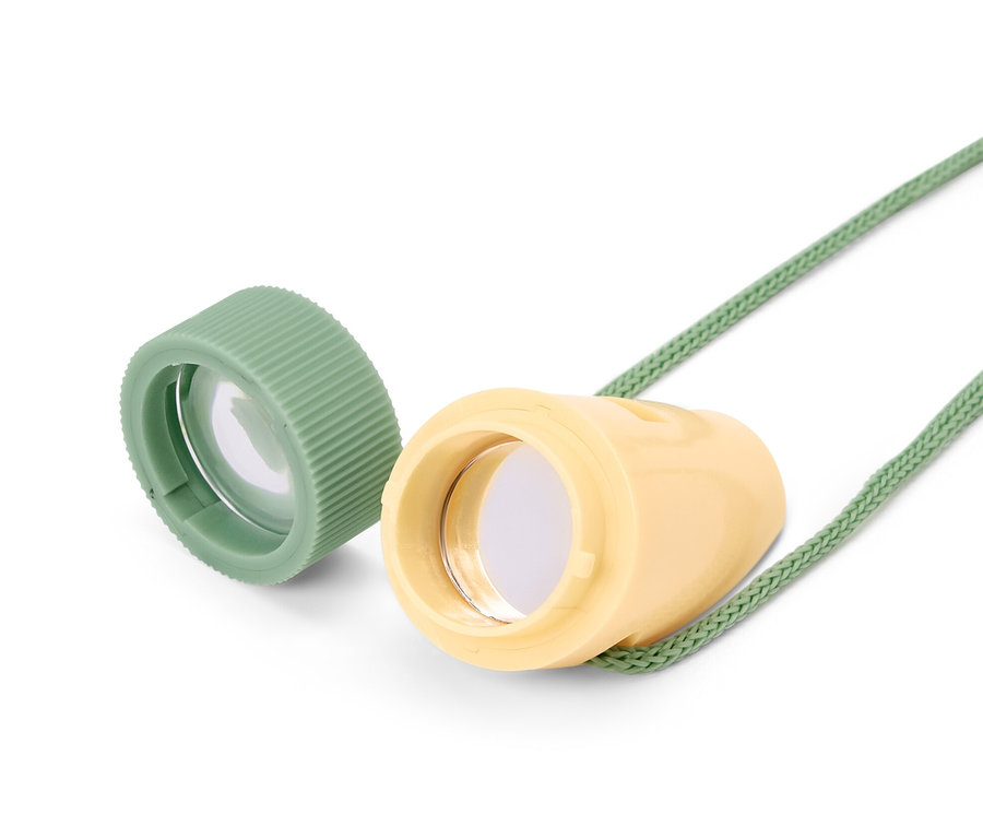 Un outil compact vert et jaune pour l'extérieur est ouvert et posé l'un à côté de l'autre sur un fond blanc.