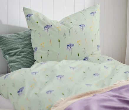Lit avec parure de lit en coton premium de taille standard, double et grande taille avec un motif floral.