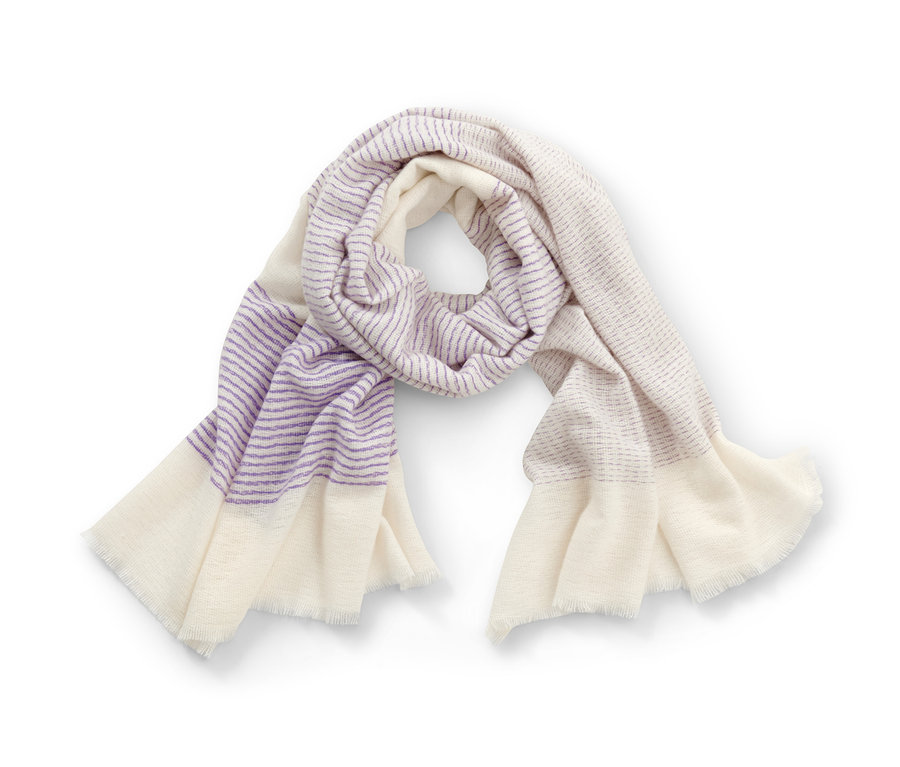 Écharpe tissée à rayures enroulée sur fond blanc.