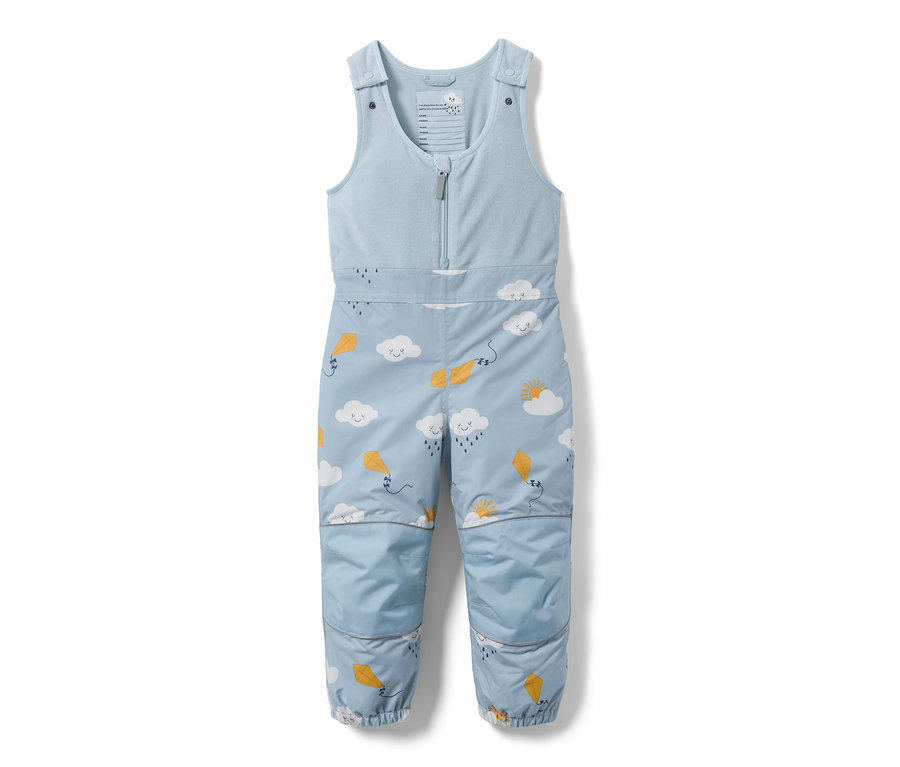 Un pantalon imperméable thermique bleu clair pour tout petit avec un motif de nuages et de cerfs-volants.