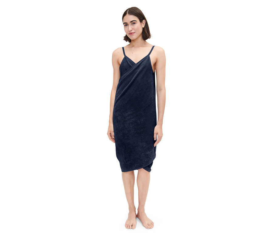 Femme debout portant une robe-linge de toilette bleu foncé.