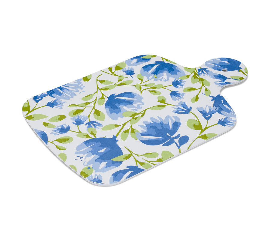 Planche à servir avec des fleurs bleues et des feuilles vertes sur fond blanc.