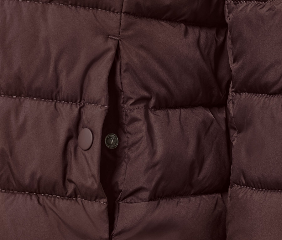 Détail d'une veste matelassée à capuche marron foncé.
