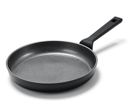 Une poêle en aluminium de qualité professionnelle d'environ 28 cm de diamètre avec une poignée noire sur un fond blanc.
