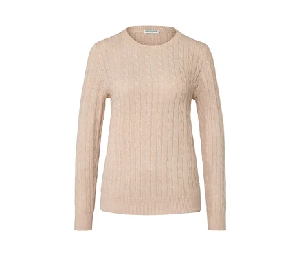 Pull en maille torsadée de couleur crème.