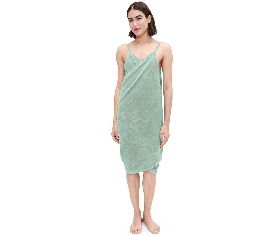 Femme portant une robe-linge de toilette verte.
