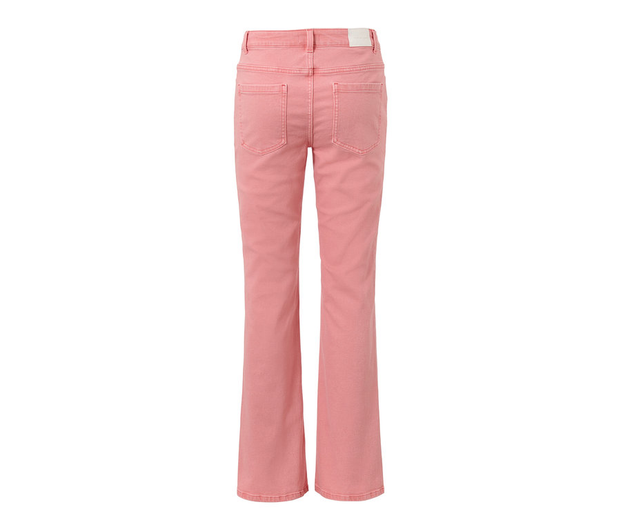 Vue détaillée de l'arrière d'un jean bootcut corail – Coupe « Lou ».