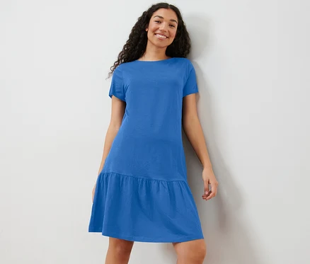 Femme posant dans une robe en jersey à volants bleu cobalt.