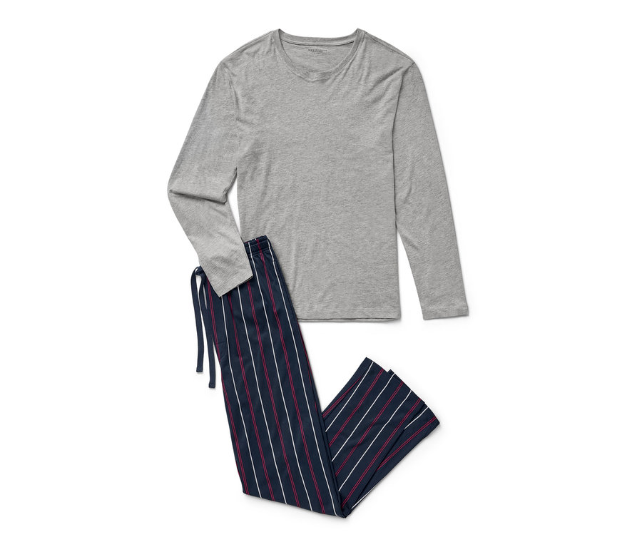 Haut de pyjama gris à manches longues et pantalon de pyjama rayé.