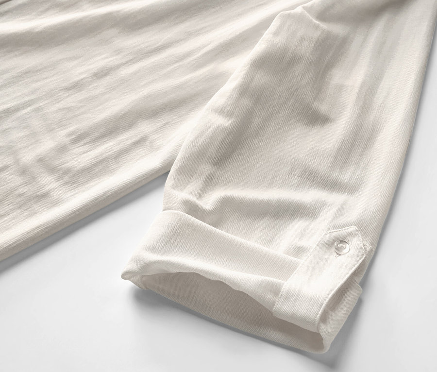 Détail d'un chemisier en jersey piqué blanc crème.