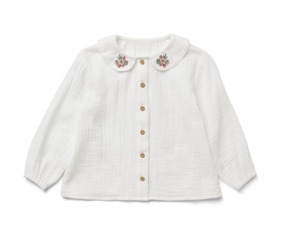 Blouse en mousseline pour enfant avec col et broderie florale.